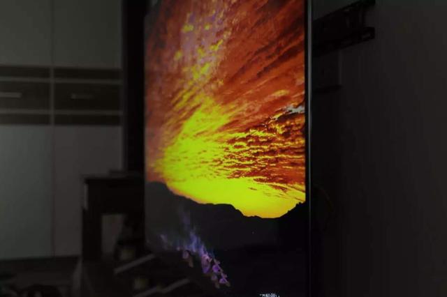 如何区分电视机屏幕软屏或者硬屏