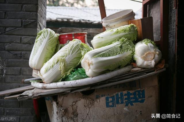 白菜边上有许多小黑点是什么东西