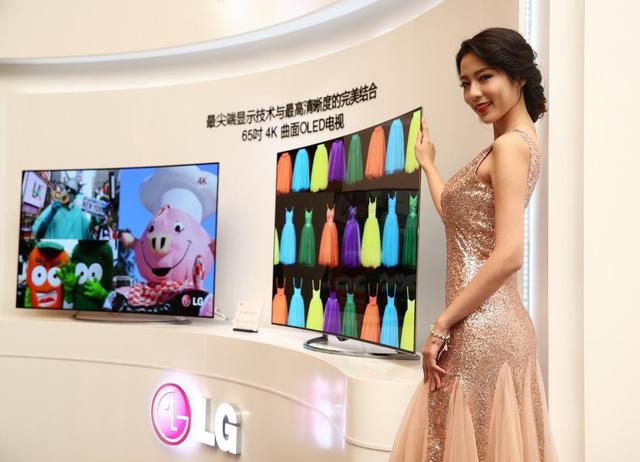 如何区分电视机屏幕软屏或者硬屏