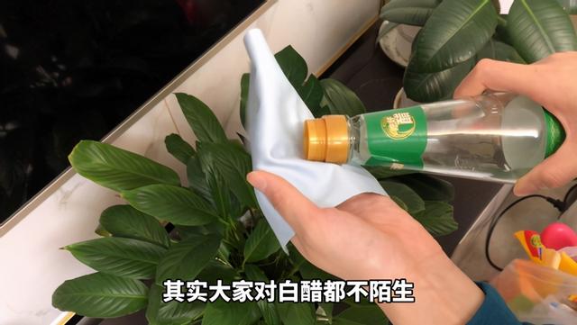 电视灰尘怎么擦才能擦的干净（电视柜上的灰尘怎么能擦干净）