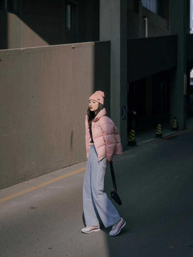抢色的羽绒服外套配什么样的内搭（红色羽绒服外套配什么颜色内搭最好看）