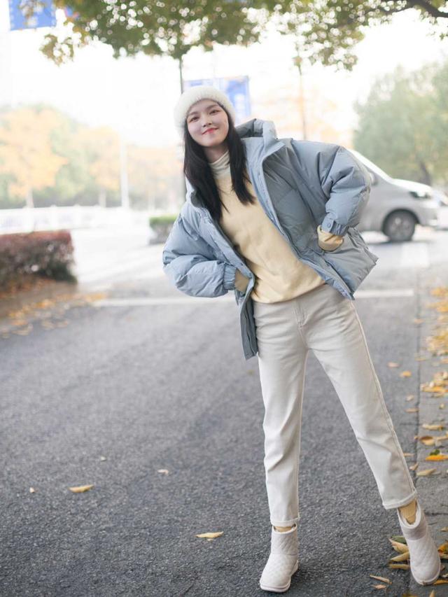抢色的羽绒服外套配什么样的内搭（红色羽绒服外套配什么颜色内搭最好看）