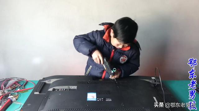 孩子把亲戚家液晶电视砸坏了（小孩把电视的液晶屏打坏了怎么办）