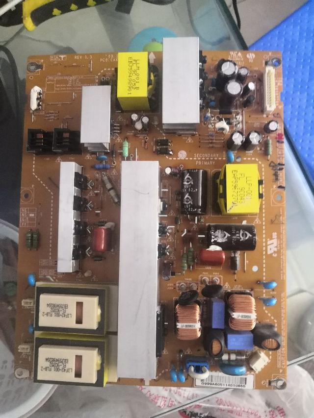 lg液晶电视开机闪一下就黑屏了什么原因?