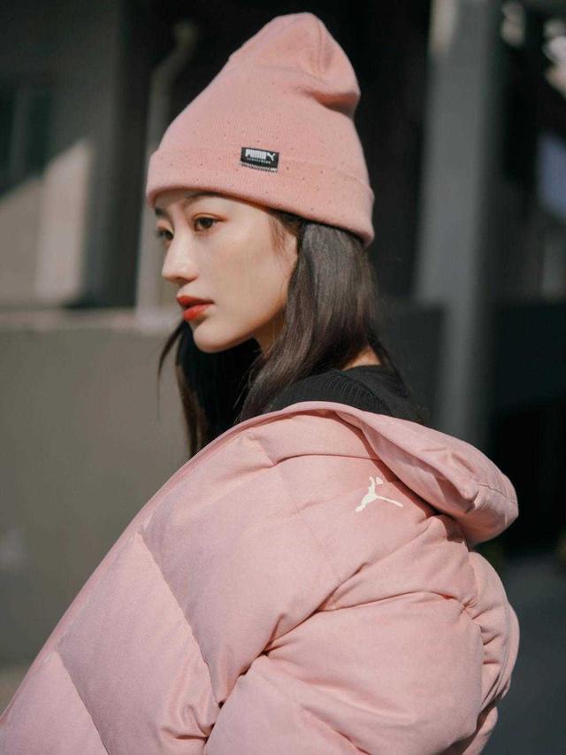 抢色的羽绒服外套配什么样的内搭（红色羽绒服外套配什么颜色内搭最好看）