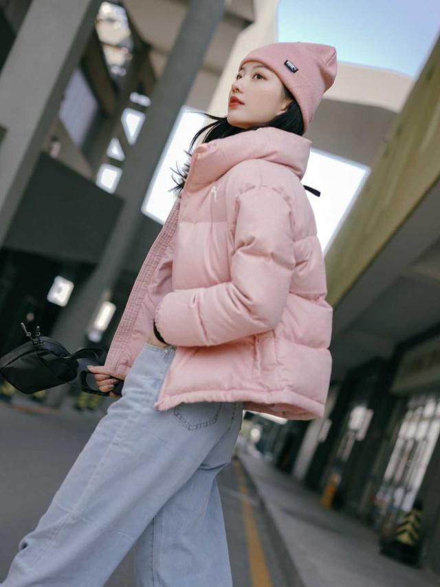 抢色的羽绒服外套配什么样的内搭（红色羽绒服外套配什么颜色内搭最好看）