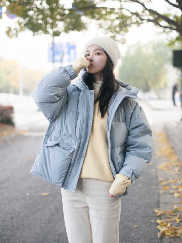 抢色的羽绒服外套配什么样的内搭（红色羽绒服外套配什么颜色内搭最好看）