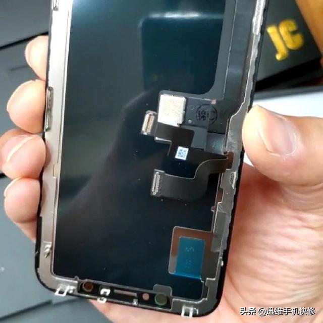 苹果手机液晶屏漏液（苹果手机液晶屏漏液可以继续使用吗）