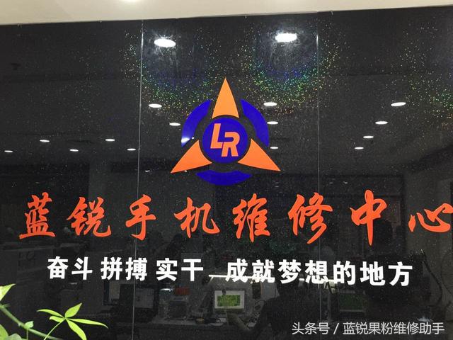 苹果手机进水了开不开机怎么办（苹果手机进水了开不开机怎么办维修多少费用）
