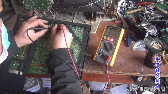 tcl电视修液晶屏维修（请问谁有tcl电视的维修电话是多少）