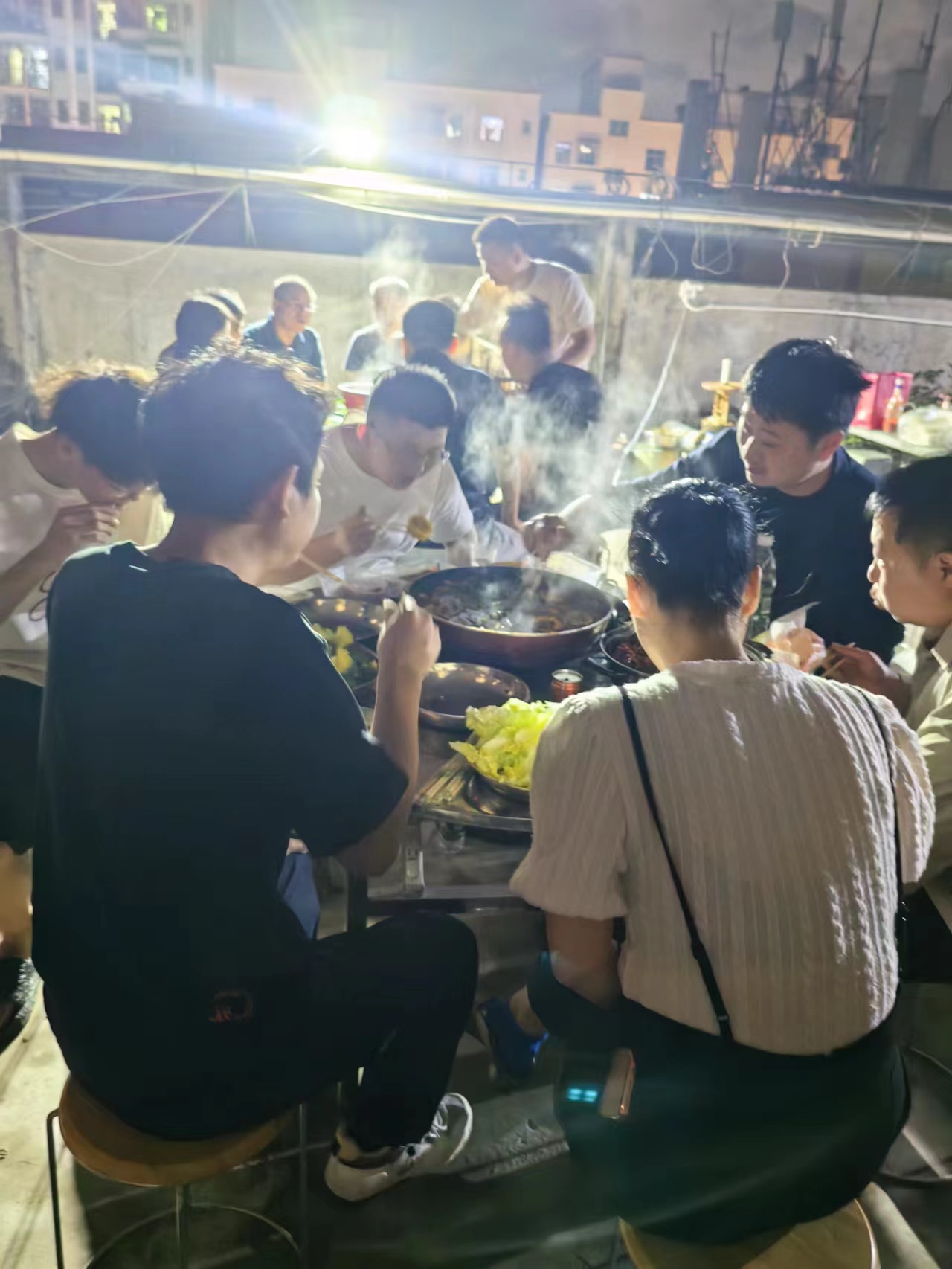 《风雨越大，火锅越香》
