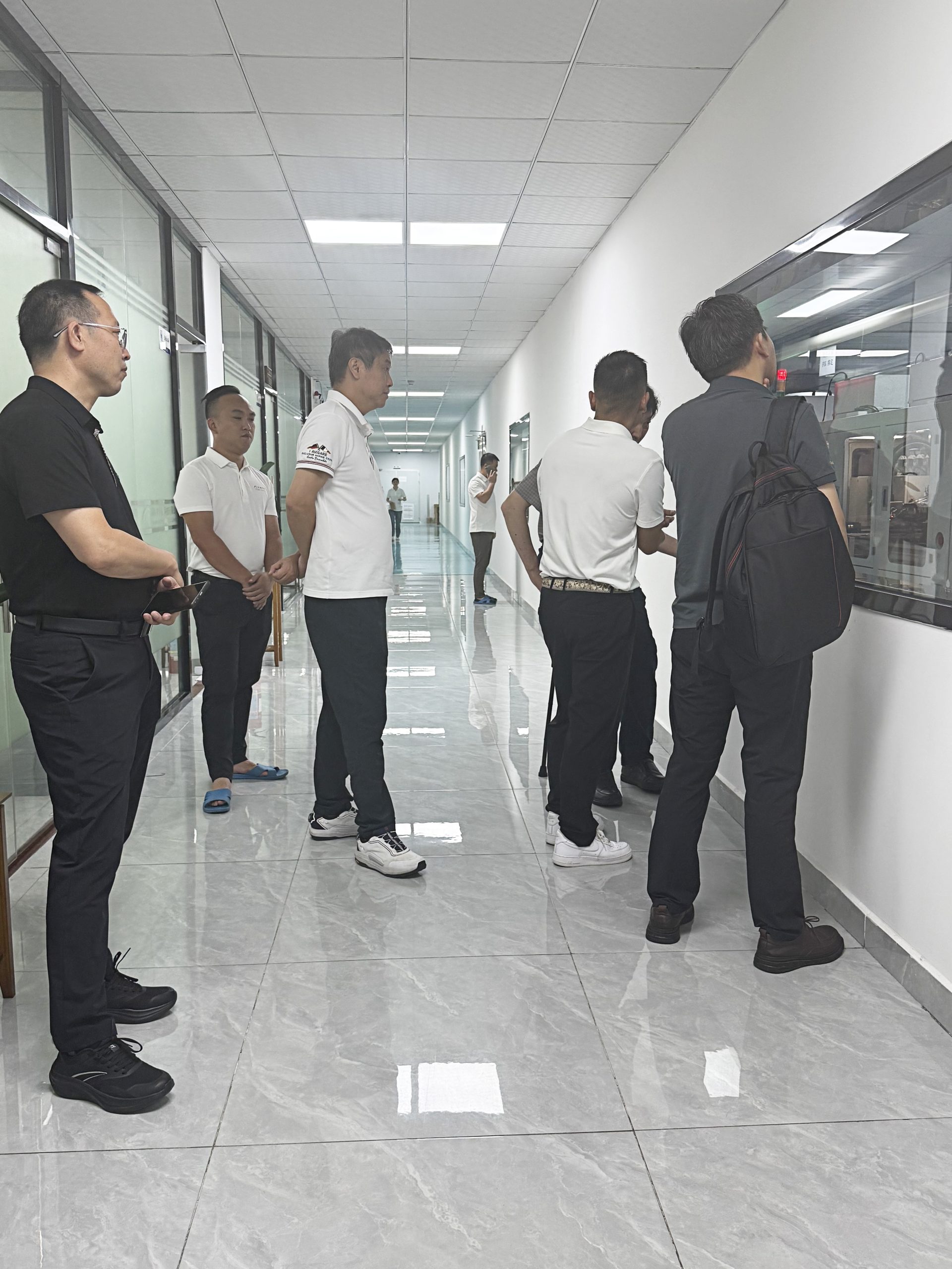 《太原斯利德领导莅临深圳宇锡指导工作，联合定制更高电磁兼容水平的-40℃低温工作屏幕模组》
