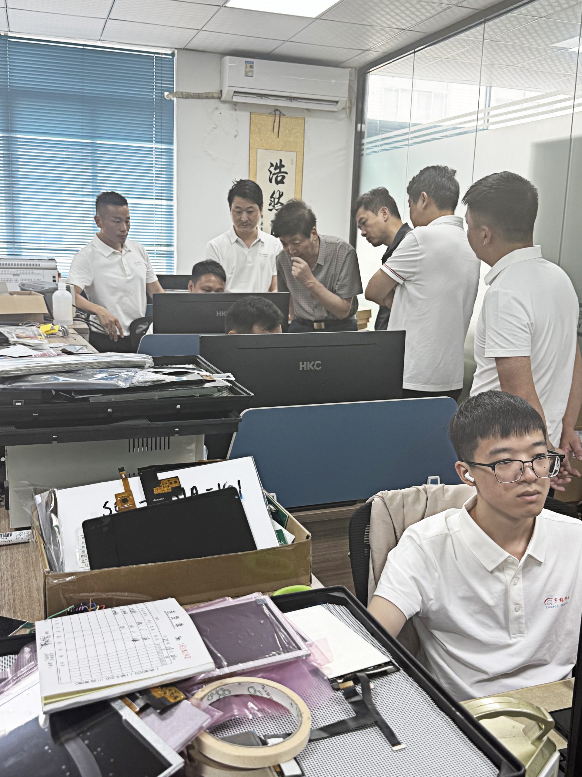 《太原斯利德领导莅临深圳宇锡指导工作，联合定制更高电磁兼容水平的-40℃低温工作屏幕模组》