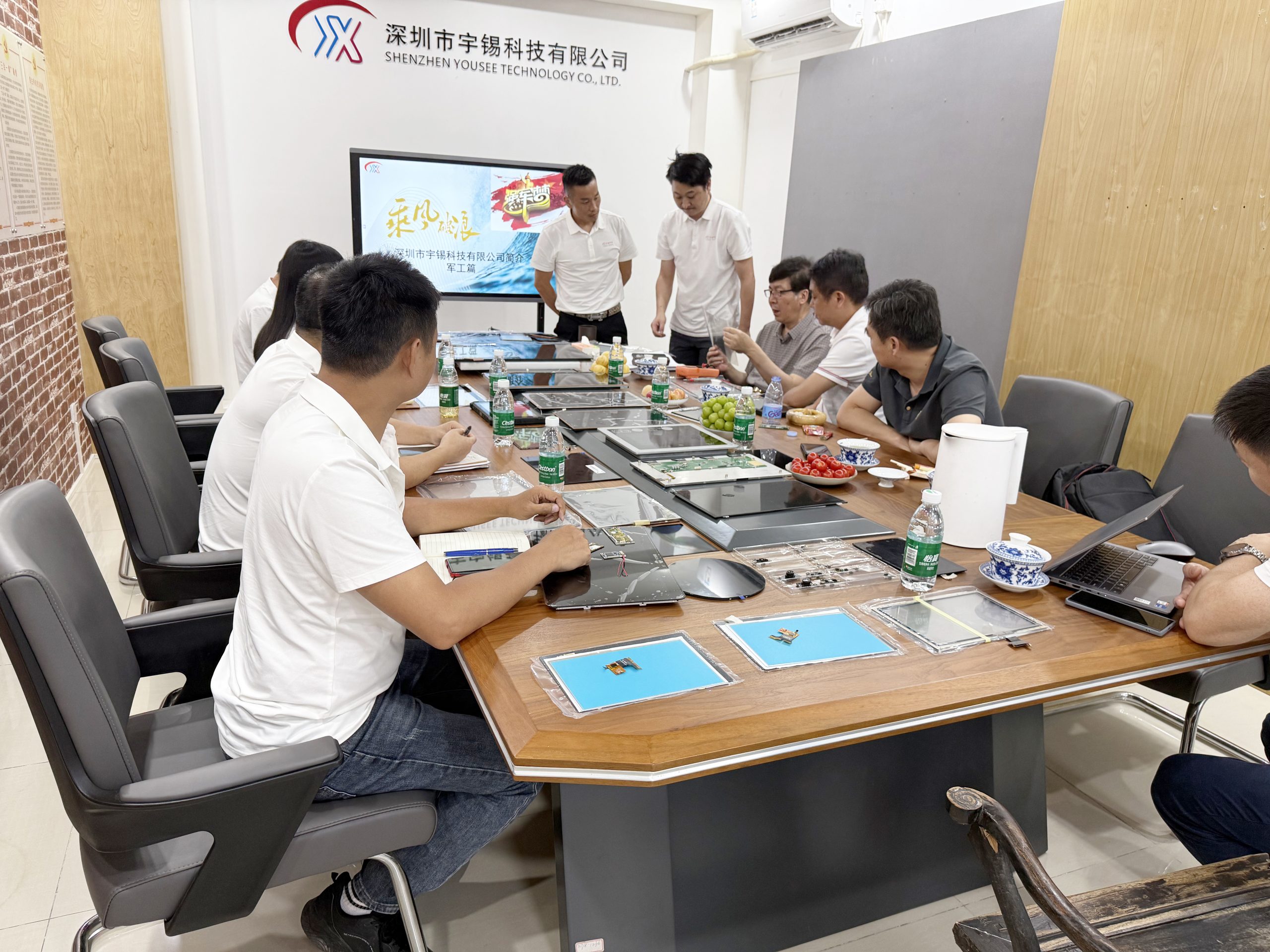 《太原斯利德领导莅临深圳宇锡指导工作，联合定制更高电磁兼容水平的-40℃低温工作屏幕模组》