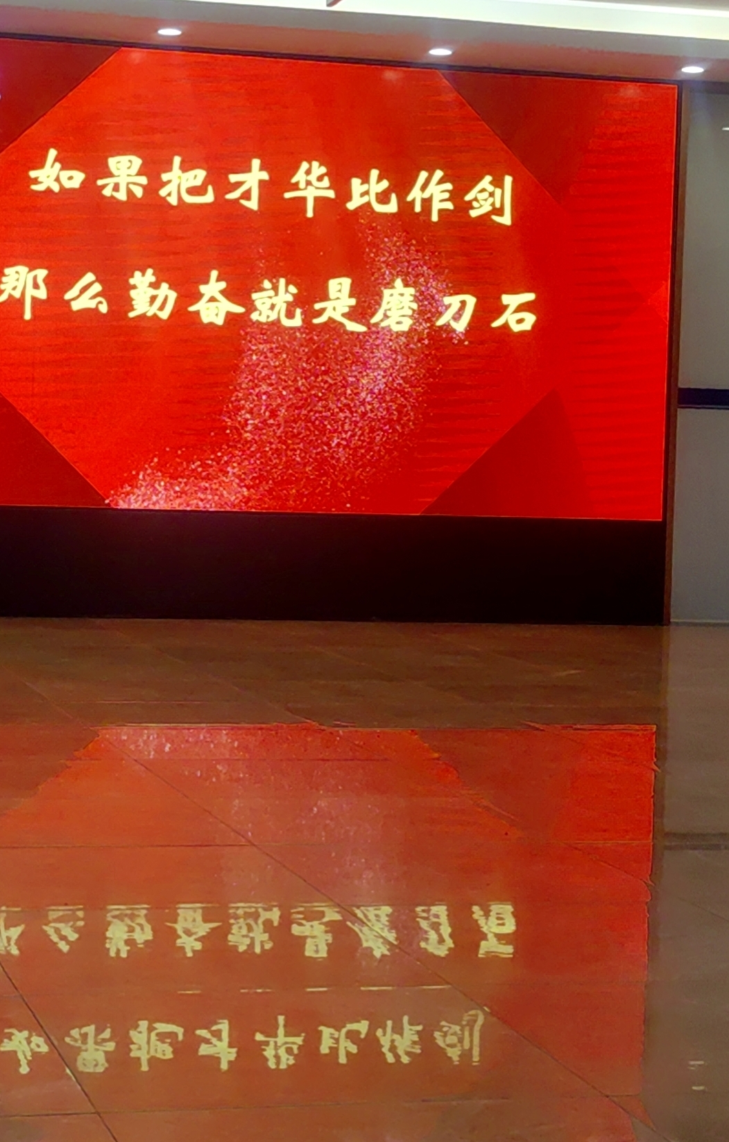 《深圳宇锡11.5寸2560*1600分辨率七夕后一天特别款》
