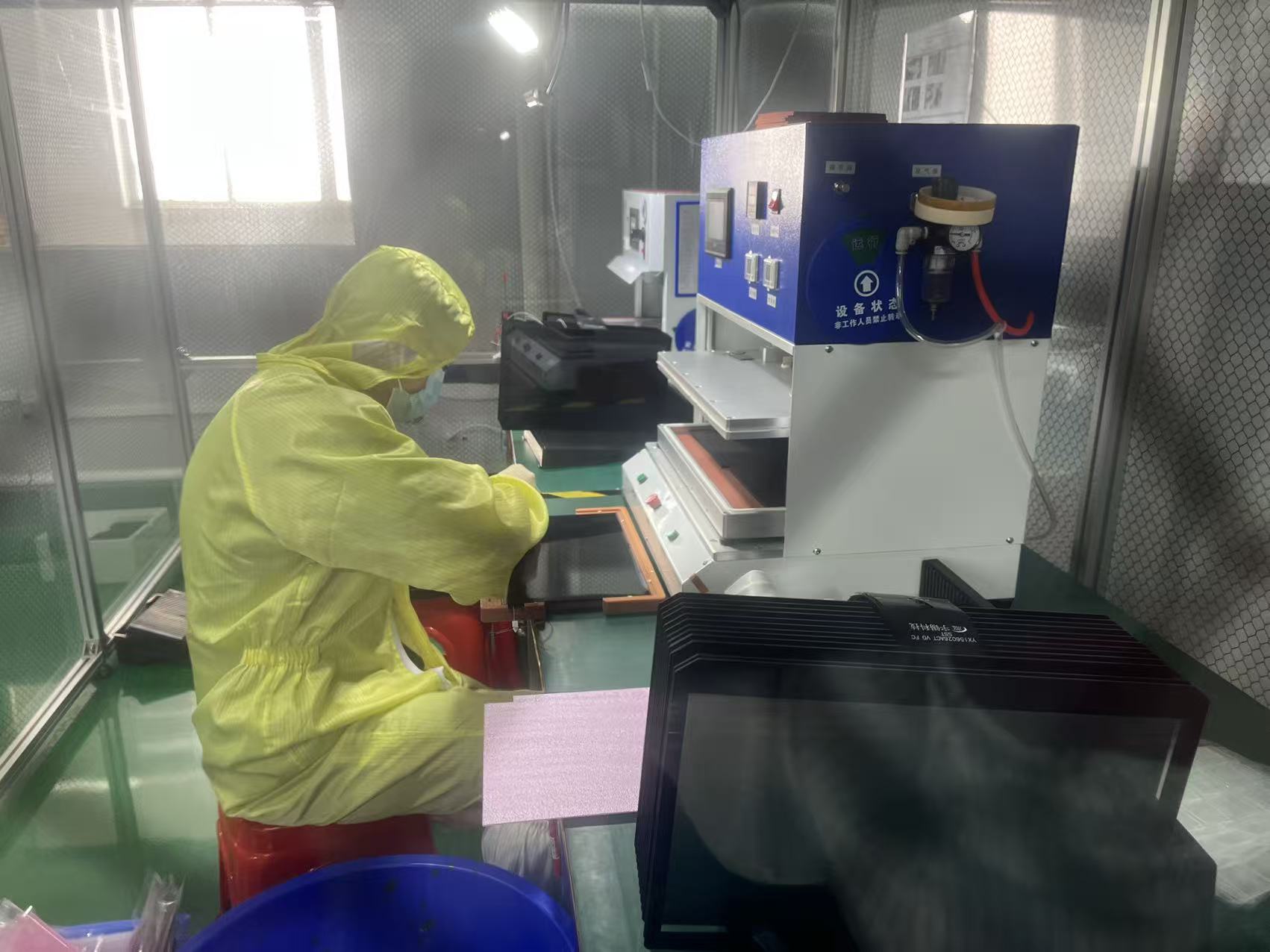 《深圳宇锡半自动和全动化联合舞动OCA和OCR绑屏贴合》